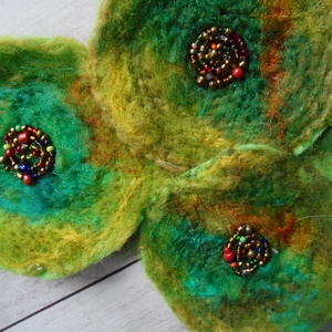 Nemezelt nyíaklánc/ Nyakék/ Zöld/ Korongos nyaklánc/ textil nyaklánc - ékszer - nyaklánc - medálos nyaklánc - Meska.hu