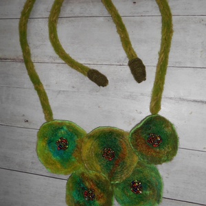 Nemezelt nyíaklánc/ Nyakék/ Zöld/ Korongos nyaklánc/ textil nyaklánc - ékszer - nyaklánc - medálos nyaklánc - Meska.hu