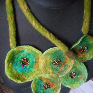 Nemezelt nyíaklánc/ Nyakék/ Zöld/ Korongos nyaklánc/ textil nyaklánc - ékszer - nyaklánc - medálos nyaklánc - Meska.hu