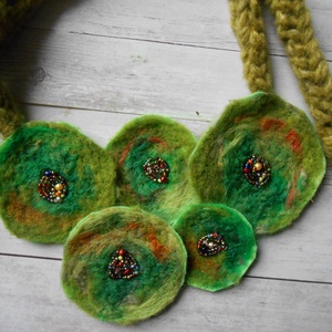 Nemezelt nyaklánc / nyakék / korongos nyaklánc/ zöld  nyakék/ textil nyaklánc - ékszer - nyaklánc - medálos nyaklánc - Meska.hu