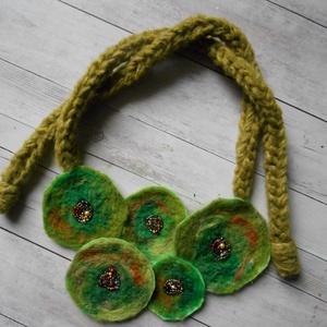 Nemezelt nyaklánc / nyakék / korongos nyaklánc/ zöld  nyakék/ textil nyaklánc - ékszer - nyaklánc - medálos nyaklánc - Meska.hu