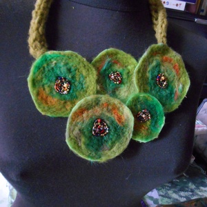 Nemezelt nyaklánc / nyakék / korongos nyaklánc/ zöld  nyakék/ textil nyaklánc - ékszer - nyaklánc - medálos nyaklánc - Meska.hu