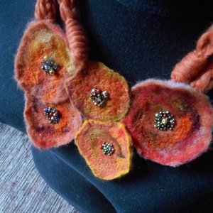 Nemezelt nyaklánc / Korongos nyakék/ Nyaklánc /Narancs /Textil nyaklánc - ékszer - nyaklánc - medálos nyaklánc - Meska.hu