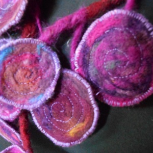 Nyaklánc / nyakék / nemezelt / lila - ékszer - nyaklánc - hosszú nyaklánc - Meska.hu