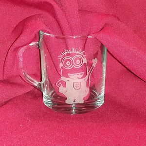 Gravírozott minion bögre - Meska.hu