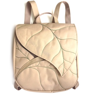 Nagyméretű hátizsák, Táska & Tok, Kézitáska & válltáska, Vállon átvethető táska, Varrás, Leveles hátizsák sok zsebbel.
Az alapanyaga  három különböző árnyalatú bézs gyöngyvászon.
A bélése ..., MESKA