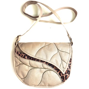Kisméretű válltáska, Táska & Tok, Kézitáska & válltáska, Vállon átvethető táska, , Levélmintás kicsi válltáska sok zsebbel és pöttyökkel.
Az alapanyaga bézs színű gyöngyvászon, valam..., MESKA