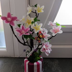 Tavaszi virágfa asztaldísz -magnólia fa pillangóval- szeretettel egyedi ajándék 42cm magas 35cm széles - otthon & életmód - virágdekoráció - virágdíszek - asztali virágdísz - Meska.hu