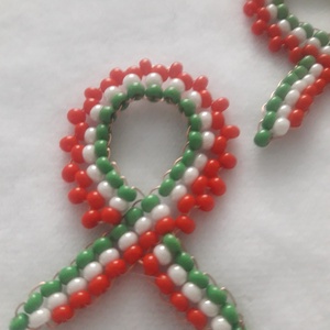 Kokárdák gyöngyből - ékszer - kitűző és bross - Meska.hu