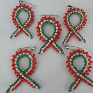 Kokárdák gyöngyből - ékszer - kitűző és bross - Meska.hu