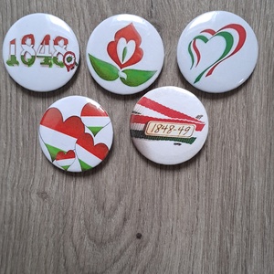 Nemzeti színű kitűzők - táska & tok - kulcstartó & táskadísz - táskadísz - Meska.hu