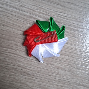 Kanzashi technikával készűlt nemzeti színű kitűző - ékszer - kitűző és bross - Meska.hu