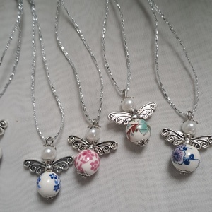 Vegyes festett kerámia gyöngyös angyalkák - karácsony - karácsonyi ajándékozás - karácsonyi képeslap, üdvözlőlap, ajándékkísérő - Meska.hu