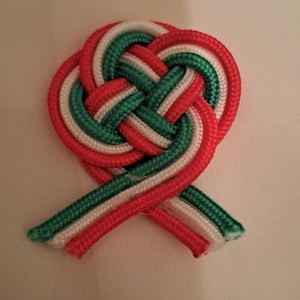 Paracord nemzeti színű kitűző - ékszer - kitűző és bross - Meska.hu