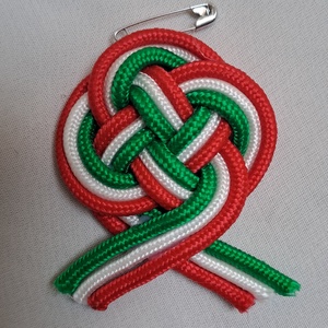 Paracord nemzeti színű kitűző - ékszer - kitűző és bross - Meska.hu