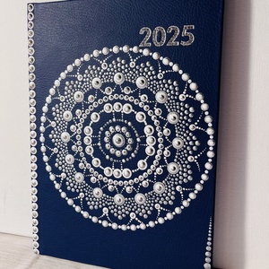 Kék-fehér- ezüst határidőnapló - 2025 - otthon & életmód - dekoráció - spiritualitás - mandala - Meska.hu