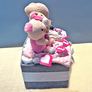 MACI CSALÁD bababox, névre szóló babalátogató pelenkatorta, babaüdvözlő ajándék - baba - mama - pelenkázó, babafürdető kellékek - pelenkatorta - Meska.hu