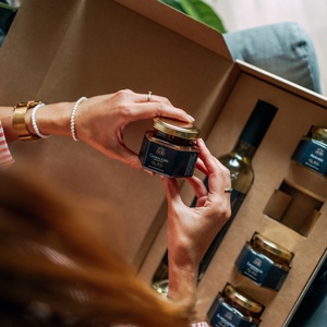 Mézbor akácmézből és 4 méz ajándékdobozban  - élelmiszer - méz & propolisz - Meska.hu