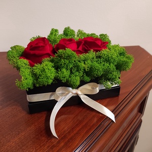 Fekete zuzmóbox 3 vörös rózsával, Esküvő, Emlék & Ajándék, Szülőköszöntő ajándék, Mindenmás, Lepd meg kedvesed , hölgyismerősödet élő, zöld izlandi zuzmóval, és három vörös rózsával díszített ..., MESKA