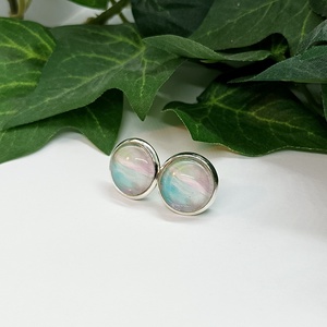 Világoszöld és rózsaszínű márvány mintás pötty fülbevaló - ékszer - fülbevaló - pötty fülbevaló - Meska.hu