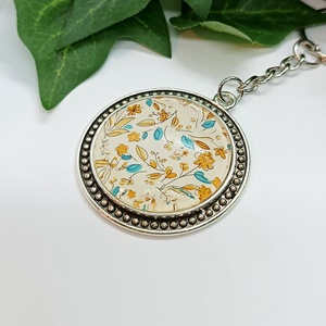 Türkiz és világosbarna virág medálos kulcstartó - Meska.hu