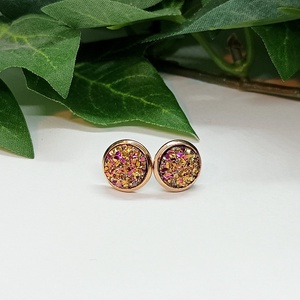 Rózsaarany színű kő hatású, érdes felületű  műgyanta kaboson pötty fülbevaló  - Meska.hu