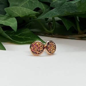 Rózsaarany színű kő hatású, érdes felületű  műgyanta kaboson pötty fülbevaló  - ékszer - fülbevaló - pötty fülbevaló - Meska.hu
