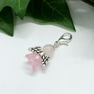 Rózsaszínű angyalka medálos kulcstartó, táskadísz - táska & tok - kulcstartó & táskadísz - táskadísz - Meska.hu