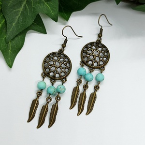 Díszes medálos türkiz howlit ásványgyöngyös lógós fülbevaló  - Meska.hu