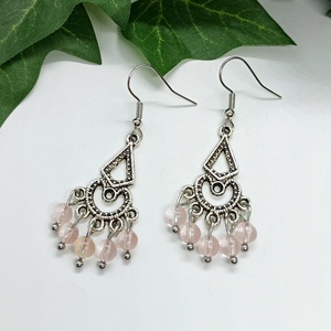 Díszes medálos halvány rózsaszín eperkvarc ásványgyöngyös lógós fülbevaló  - Meska.hu