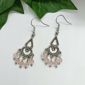 Díszes medálos halvány rózsaszín eperkvarc ásványgyöngyös lógós fülbevaló  - ékszer - fülbevaló - lógó fülbevaló - Meska.hu