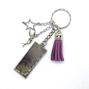 Lila rojtos, műgyanta medálos kulcstartó ezüst színű angyalka és csillag fityegővel - táska & tok - kulcstartó & táskadísz - kulcstartó - Meska.hu