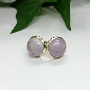 Ametiszt ásvány kaboson nikkelmentes pötty fülbevaló  - ékszer - fülbevaló - pötty fülbevaló - Meska.hu