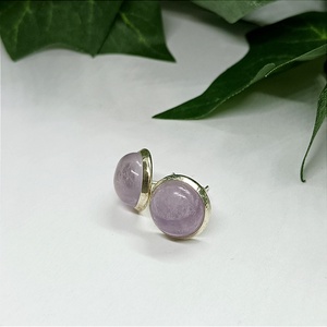 Ametiszt ásvány kaboson nikkelmentes pötty fülbevaló  - ékszer - fülbevaló - pötty fülbevaló - Meska.hu