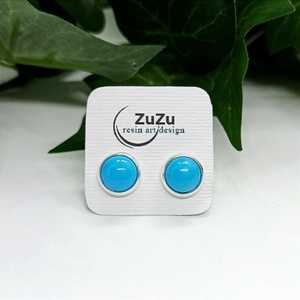 Világoskék műgyanta kaboson pötty fülbevaló  - ékszer - fülbevaló - pötty fülbevaló - Meska.hu