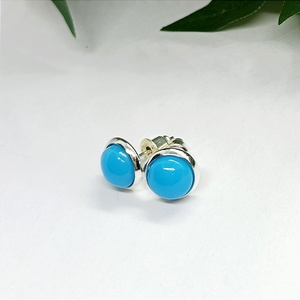 Világoskék műgyanta kaboson pötty fülbevaló  - ékszer - fülbevaló - pötty fülbevaló - Meska.hu