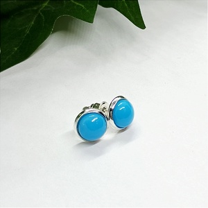 Világoskék műgyanta kaboson pötty fülbevaló  - ékszer - fülbevaló - pötty fülbevaló - Meska.hu