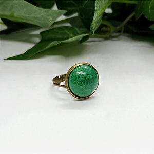 Csillogó zöld színű műgyanta gyűrű  - Meska.hu