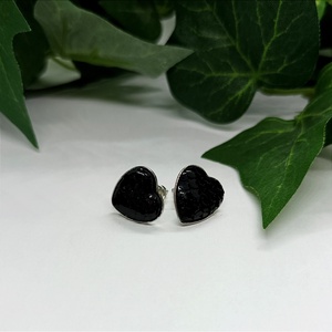 Fényes fekete sellőpikkely hatású szív alakú pötty nemesacél fülbevaló  - Meska.hu