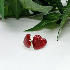 Csillogó piros színű szivecske műgyanta pötty fülbevaló  - ékszer - fülbevaló - pötty fülbevaló - Meska.hu