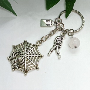 Ezüst színű Halloween kulcstartó - Meska.hu