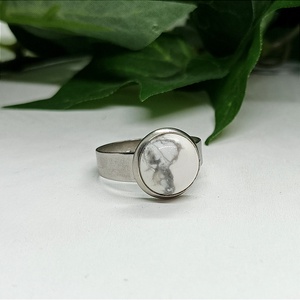 Howlit ásvány kaboson gyűrű , Ékszer, Gyűrű, Statement gyűrű, Ékszerkészítés, MESKA
