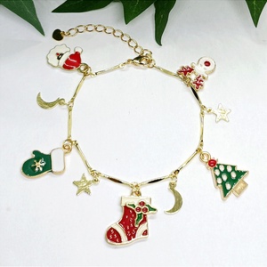 Karácsonyi karkötő színes medálokkal díszítve - karácsony - mikulás - mikulás ajándékok - Meska.hu