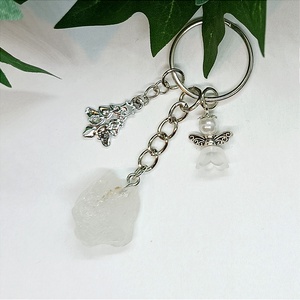 Nyers hegyikristály ásvány medálos kulcstartó fehér angyalkával  és ezüst színű fenyőfa fityegővel díszítve  - táska & tok - kulcstartó & táskadísz - kulcstartó - Meska.hu