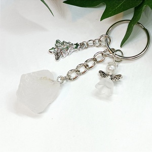 Nyers hegyikristály ásvány medálos kulcstartó fehér angyalkával  és ezüst színű fenyőfa fityegővel díszítve  - táska & tok - kulcstartó & táskadísz - kulcstartó - Meska.hu