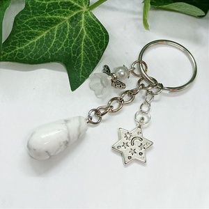 Howlit ásvány medálos kulcstartó fehér angyalkával  és ezüst színű csillag fityegővel díszítve  - Meska.hu
