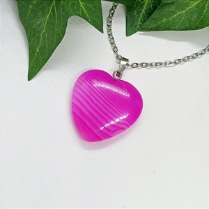 Rózsaszín jáde ásvány medálos nyaklánc - ékszer - nyaklánc - medálos nyaklánc - Meska.hu