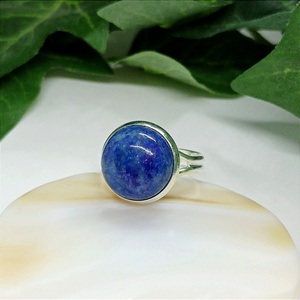 Lapis Lazuli ásvány kaboson gyűrű , Ékszer, Gyűrű, Statement gyűrű, Ékszerkészítés, Az ékszer alapja ezüst színű nikkelmentes tányéros gyűrű alap, melybe Lapis Lazuli ásvány kabosont ..., MESKA