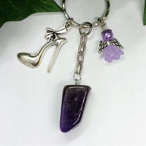Ametiszt ásvány medálos kulcstartó lila angyalkával  és ezüst színű tűsarkú cipő fityegővel díszítve  - táska & tok - kulcstartó & táskadísz - kulcstartó - Meska.hu