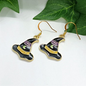 Arany színű Halloween boszorkány kalap medálos lógós fülbevaló  - otthon & életmód - dekoráció - halloween - halloweeni ékszerek - Meska.hu